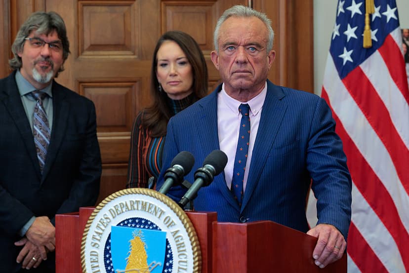 El secretario de Salud y Servicios Humanos de EE. UU., Robert F. Kennedy Jr., junto con la secretaria de Agricultura de EE. UU., Brooke Rollins, y el agricultor californiano Blake Alexander (izquierda), durante el anuncio de un programa piloto de 700 millones de dólares para apoyar la agricultura regenerativa en el Departamento de Agricultura, el 10 de diciembre de 2025 en Washington, D.C. (Foto de Chip Somodevilla/Getty Images)