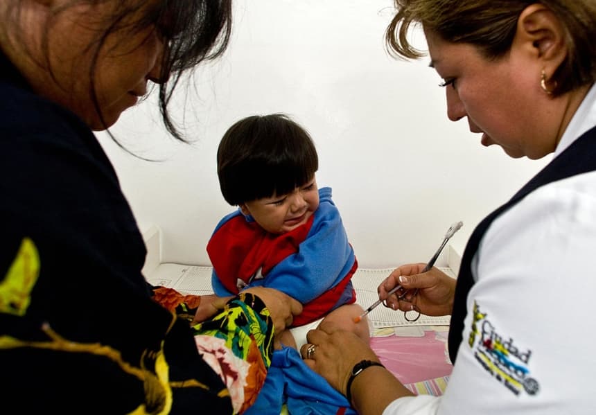 Un niño recibe la vacuna contra la hepatitis B en el centro de salud Mixcoac, en la Ciudad de México, el 24 de abril de 2009. (LUIS ACOSTA/AFP vía Getty Images)