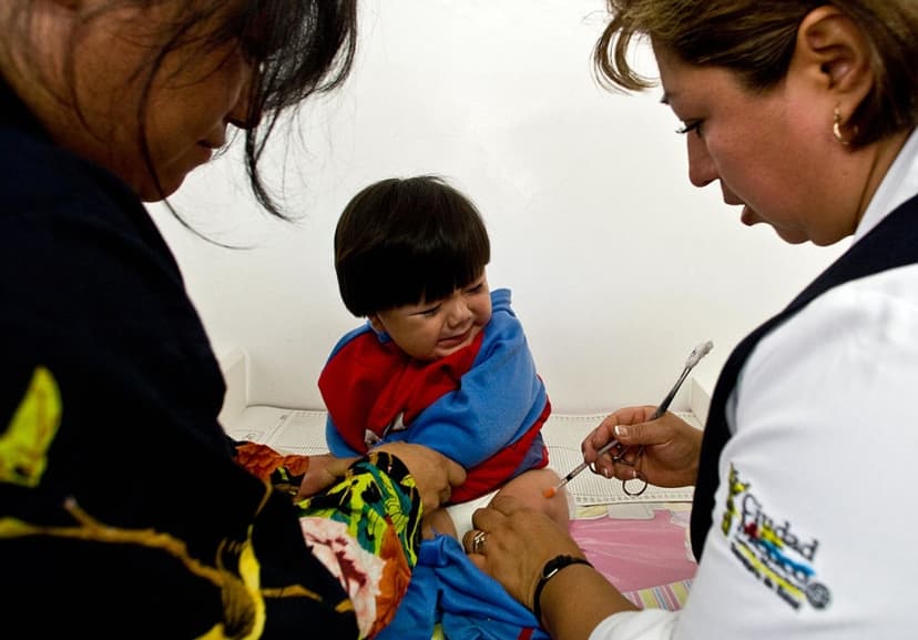 Un niño recibe la vacuna contra la hepatitis B en el centro de salud Mixcoac, en la Ciudad de México, el 24 de abril de 2009. (LUIS ACOSTA/AFP vía Getty Images)