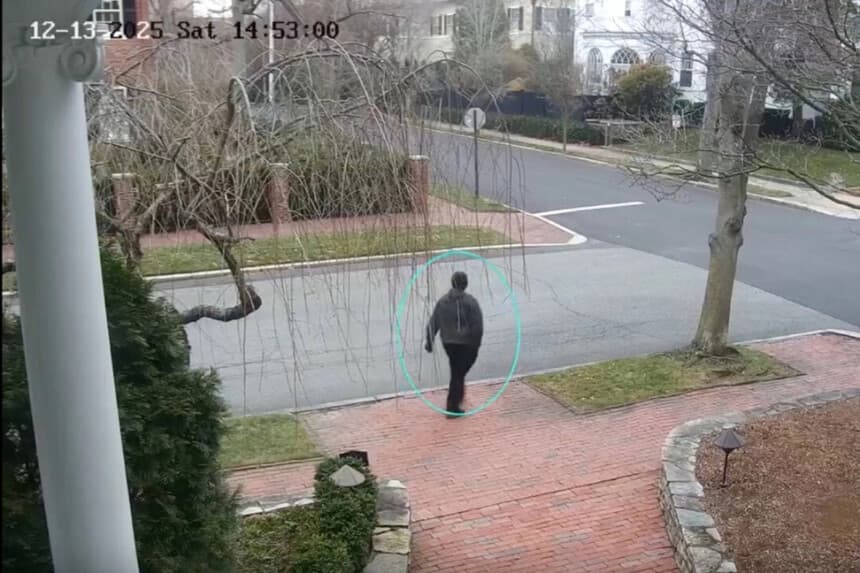 Esta imagen tomada de un vídeo proporcionado por el FBI muestra a una persona de interés en la investigación del tiroteo ocurrido en la Universidad Brown, en Providence, Rhode Island, el 13 de diciembre de 2025. (FBI vía AP.)