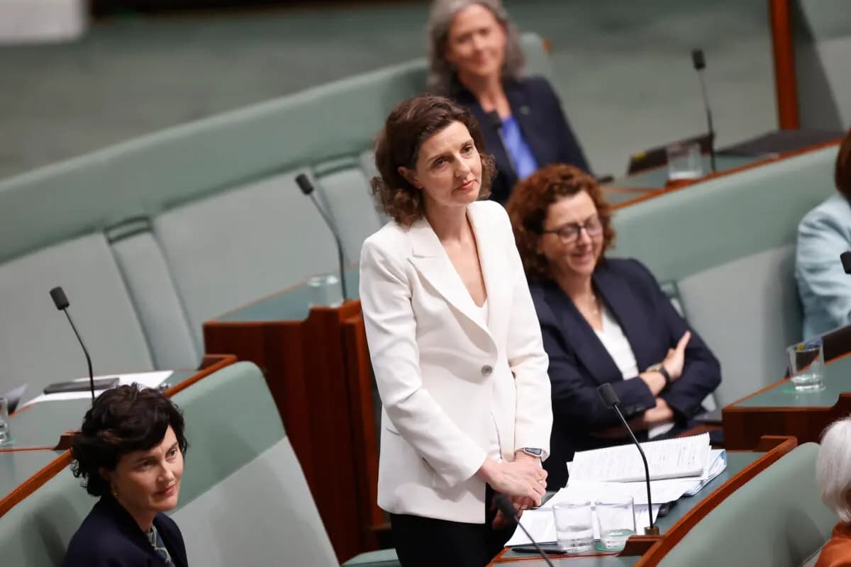 <em>La diputada independiente por Wentworth, Allegra Spender, formula una pregunta durante el turno de preguntas en Canberra, Australia, el 9 de octubre de 2025. (Hilary Wardhaugh/Getty Images)</em>