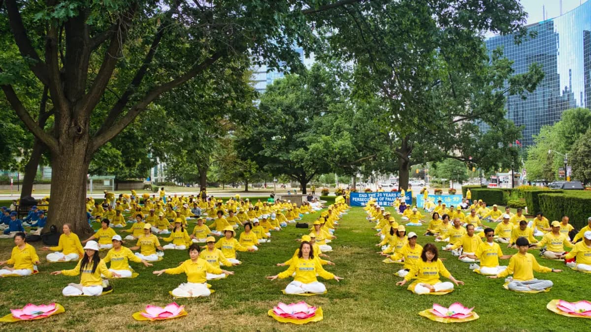 <em>Practicantes de Falun Dafa hacen una demostración de los ejercicios de la práctica en Queen's Park, Toronto, el 13 de julio de 2025, durante un evento para conmemorar el 26.º aniversario de la campaña de persecución del PCCh contra Falun Dafa. (Jerry Zhang/The Epoch Times)</em>