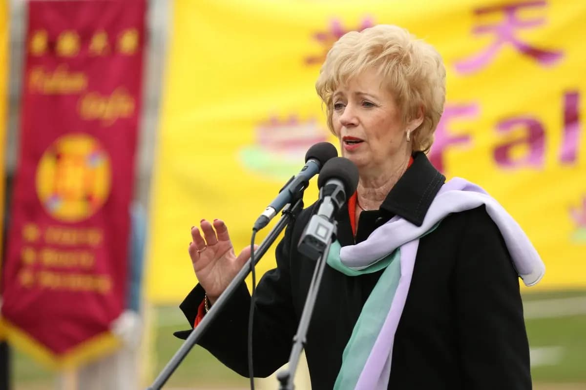 <em>La diputada liberal Judy Sgro, copresidenta de los Amigos Parlamentarios de Falun Dafa, habla en una celebración en la Colina del Parlamento en Ottawa con motivo del aniversario de la presentación pública de Falun Dafa, el 9 de mayo de 2017. (Evan Ning/Epoch Times)</em>