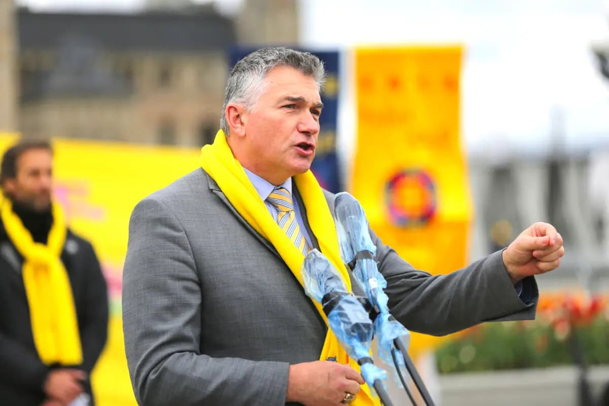 <em>El diputado conservador James Bezan habla durante el evento del Día de Falun Dafa en Parliament Hill, Ottawa, el 8 de mayo de 2024. (Jonathan Ren/The Epoch Times)</em>