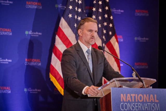 El representante comercial de EE. UU. Jamieson Greer habla en la Convención Nacional Conservadora en Washington D. C., el 3 de septiembre de 2025. (DOMINIC GWINN/Middle East Images/AFP vía Getty Images).
