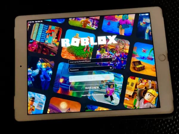 La plataforma de juegos Roblox se muestra en una tableta en Nueva York, el 30 de octubre de 2021. (Leon Keith/AP Photo)