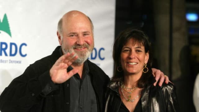 El actor y director Rob Reiner y su esposa Michelle llegan a un evento benéfico, el 6 de febrero de 2003 en Los Ángeles, California. (Foto de Kevin Winter/Getty Images).