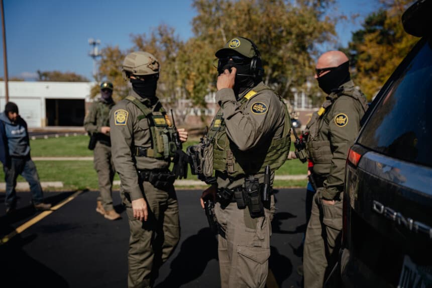 Agentes federales estadounidenses junto a vehículos camuflados mientras realizan varias detenciones en un barrio del extremo norte de la ciudad el 31 de octubre de 2025, en Chicago, Illinois. (Jamie Kelter Davis/Getty Images)