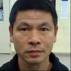 El conductor de autobús turístico Huang Yisong, de 54 años, de Nueva York, chocó contra un camión con remolque en la Interestatal 40 en Tennessee la semana pasada.