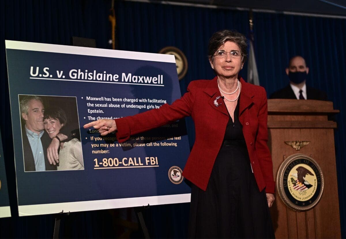 La fiscal federal interina del Distrito Sur de Nueva York, Audrey Strauss, anuncia los cargos contra Ghislaine Maxwell en Nueva York el 2 de julio de 2020. (Johannes Eisele/AFP a través de Getty Images)