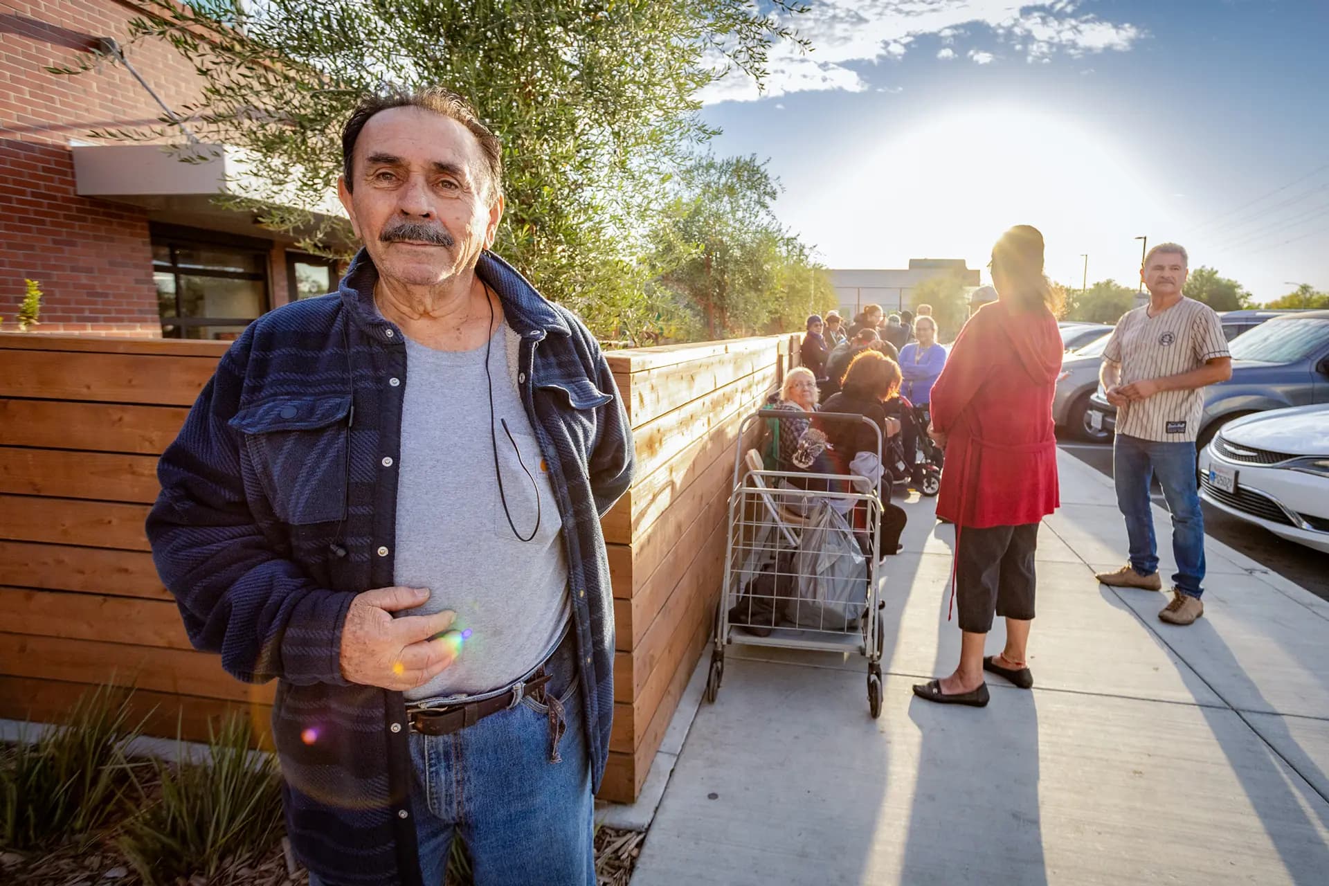 "Vicinte", que había estado esperando en fila durante toda la noche, se prepara para entrar en la Misión de Fresno para recibir comida en Fresno, California, el 1 de octubre de 2025. Un informe de Vanguard de diciembre reveló que el 58 % de los estadounidenses no podrá mantener su estilo de vida actual durante la jubilación. (John Fredricks/The Epoch Times).