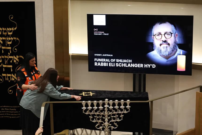 Familiares del rabino Eli Schlanger, víctima del tiroteo masivo de Bondi Beach, durante su funeral en Chabad of Bondi, en Sídney (Australia), el 17 de diciembre de 2025. (Hollie Adams-Pool/Getty Images)