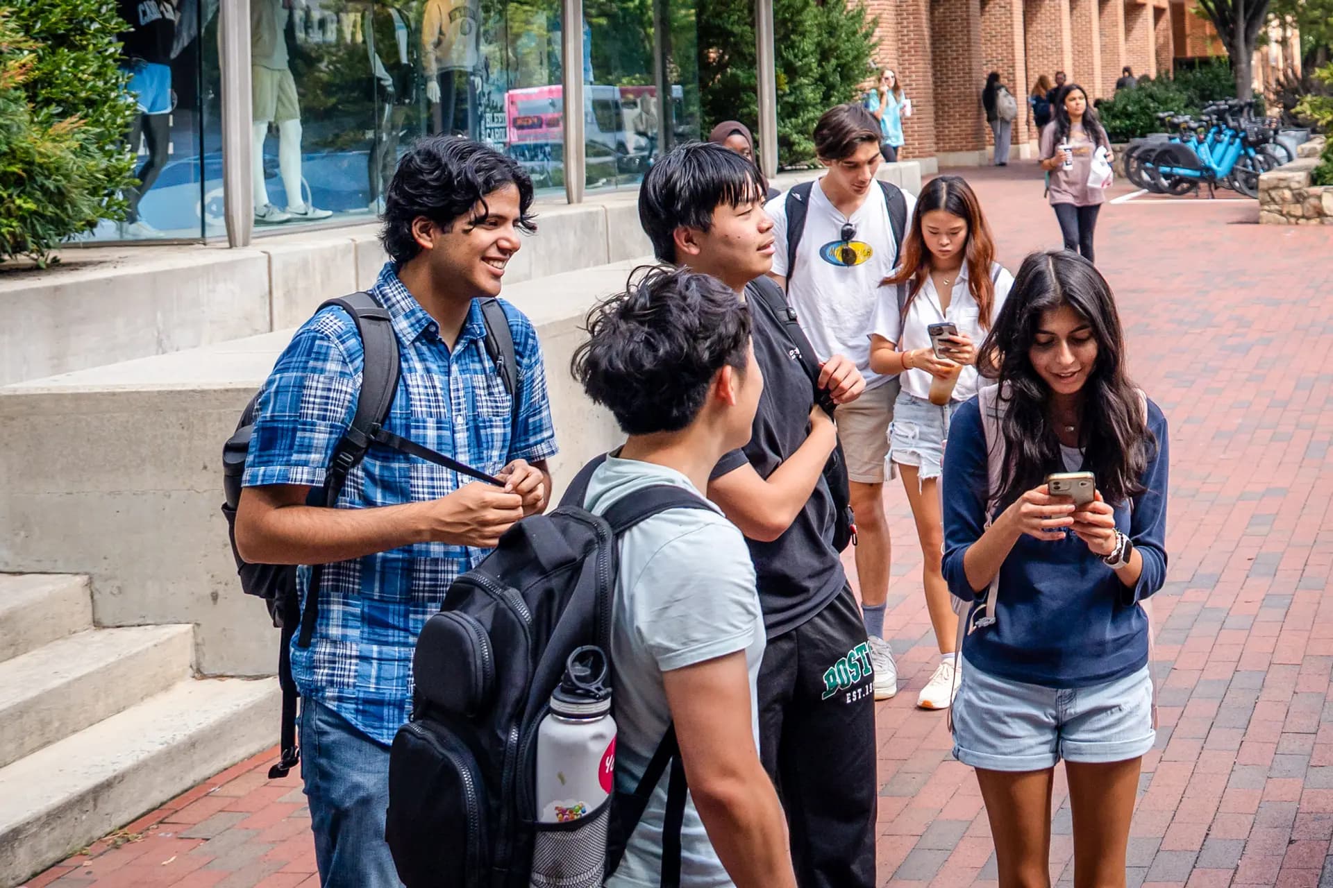 Estudiantes caminan por el campus de la Universidad de Carolina del Norte en Chapel Hill, Carolina del Norte, el 20 de septiembre de 2024. Paul Murray, que dirige una empresa de gestión patrimonial, afirma que las generaciones más jóvenes pueden tener dificultades para definir un nivel de vida aceptable a medida que cambia el panorama laboral, especialmente debido a los avances tecnológicos. (Madalina Vasiliu/The Epoch Times).