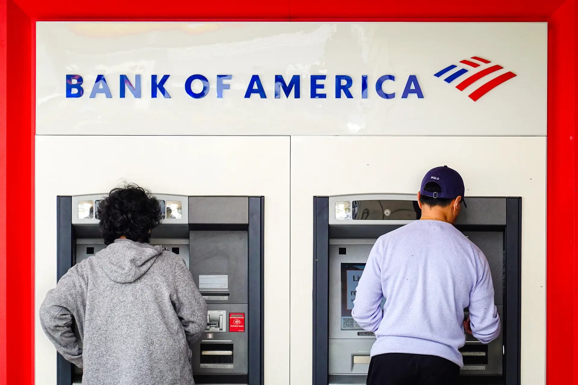 Clientes utilizan cajeros automáticos en una sucursal del Bank of America en Daly City, California, el 18 de julio de 2023. Según una encuesta de la AARP de 2024, uno de cada cinco estadounidenses mayores de 50 años no tenía ahorros para la jubilación. (Justin Sullivan/Getty Images).