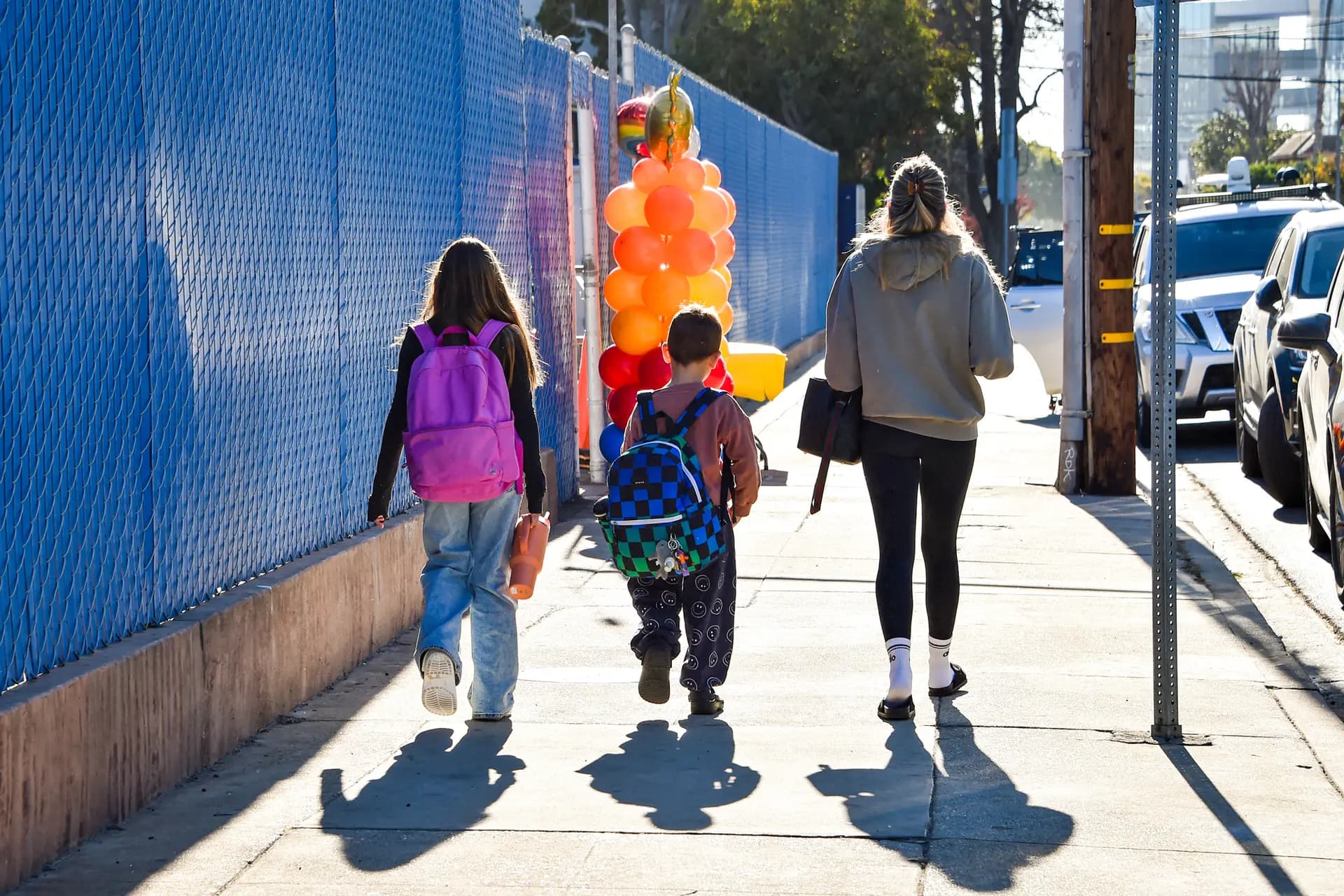Los alumnos llegan a la escuela primaria Nora Sterry acompañados por sus padres en Los Ángeles, el 15 de enero de 2025. Según un experto, los mayores obstáculos para la jubilación son los costos de la vivienda, la deuda, el acceso irregular a los planes de las empresas y el aumento de los gastos médicos. (Chris Delmas/AFP a través de Getty Images).