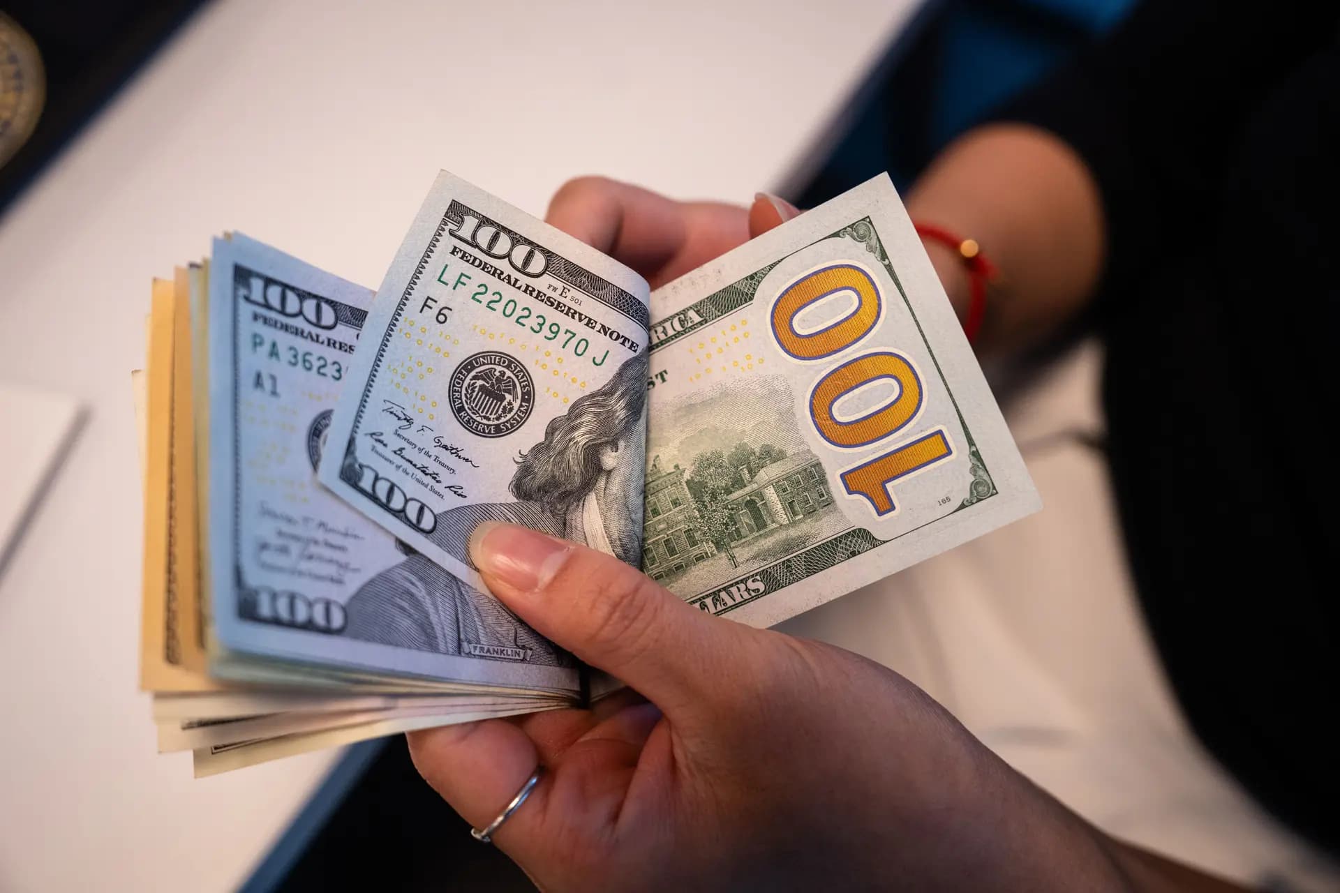 Billetes de dólar estadounidense en Washington el 13 de noviembre de 2025. Con una demanda récord de la Seguridad Social y Medicare y una deuda nacional récord, Paul Murray prevé un aumento generalizado de los impuestos. (Madalina Kilroy/The Epoch Times).