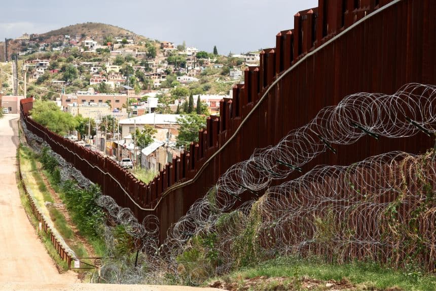 Rollos de alambre de púas bordean el muro fronterizo entre Estados Unidos y México en Nogales, Arizona, el 17 de septiembre de 2025.  (CHARLY TRIBALLEAU/AFP a través de Getty Images)