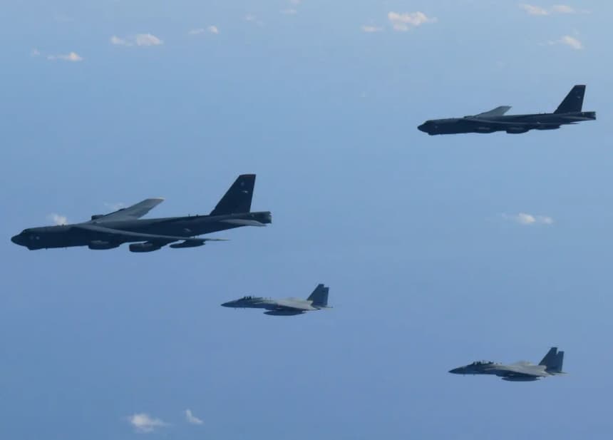Los cazas F-15 del 6.º Ala Aérea de la Fuerza Aérea de Autodefensa de Japón realizan un ejercicio militar conjunto con los bombarderos B-52 de EE. UU. sobre el mar de Japón el 10 de diciembre de 2025. (Oficina del Estado Mayor Conjunto del Ministerio de Defensa de Japón/Folleto vía Reuters)