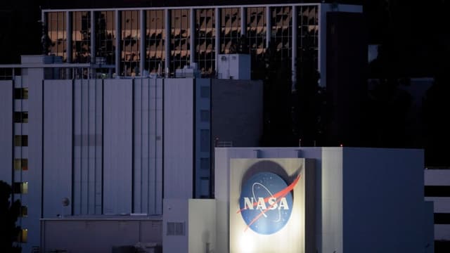 Trump firma una orden ejecutiva para fortalecer el dominio espacial de Estados Unidos