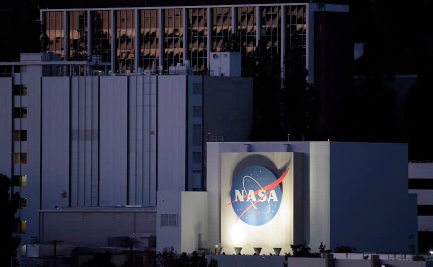 El logotipo de la NASA se muestra en el Laboratorio de Propulsión a Chorro de la NASA el 15 de octubre de 2025 en La Cañada Flintridge, California. (Mario Tama/Getty Images)