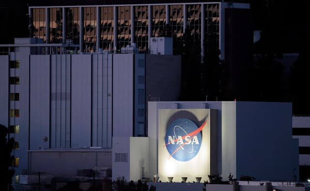 El logotipo de la NASA se muestra en el Laboratorio de Propulsión a Chorro de la NASA el 15 de octubre de 2025 en La Cañada Flintridge, California. (Mario Tama/Getty Images)