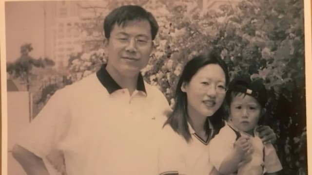 Zhang Wanxia (C) con su hijo y su marido en China en el verano de 2003. (Cortesía de Zhang Wanxia)