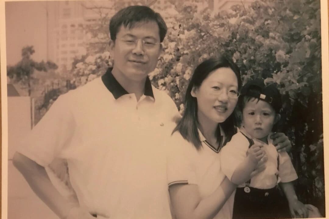 Zhang Wanxia (C) con su hijo y su marido en China en el verano de 2003. (Cortesía de Zhang Wanxia)