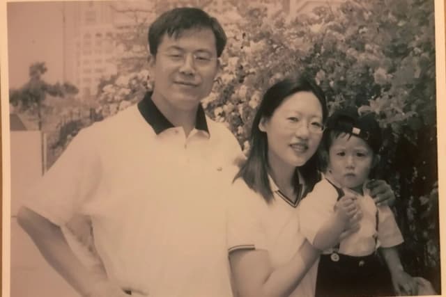 Zhang Wanxia (C) con su hijo y su marido en China en el verano de 2003. (Cortesía de Zhang Wanxia)