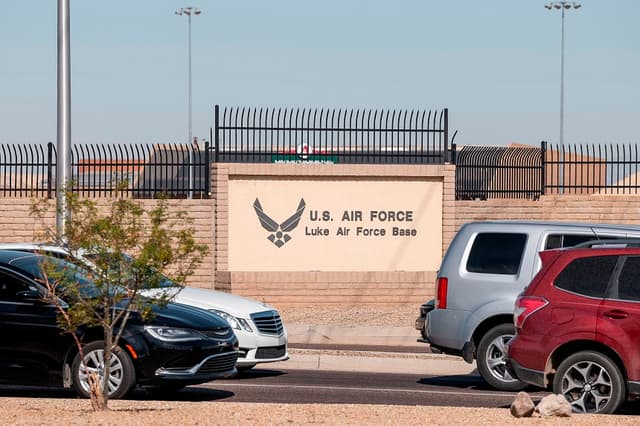 La base aérea estadounidense Luke, sede del 56.º Ala de Caza, fotografiada en Phoenix, Arizona, el 26 de febrero de 2021. (OLIVIER TOURON/AFP a través de Getty Images)

