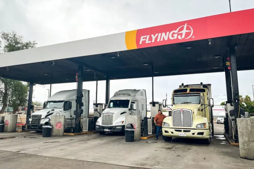El conductor de camiones de California, Alex Cardona, abastece de combustible su tractocamión en una parada de camiones Flying J en Phoenix, el 19 de noviembre de 2025. Dijo que revocar las licencias de camiones emitidas ilegalmente debería hacer las carreteras más seguras y abrir más oportunidades laborales para otros conductores. (Allan Stein/The Epoch Times)