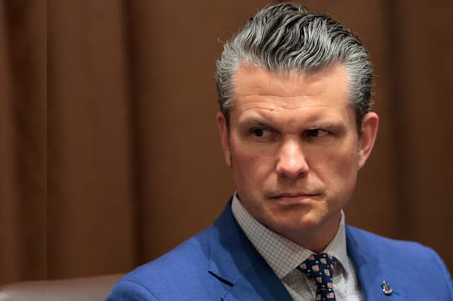 El secretario de Defensa, Pete Hegseth, asiste a una reunión del Gabinete en la Casa Blanca el 10 de abril de 2025 en Washington, D.C. (Foto de Anna Moneymaker/Getty Images).