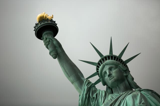 Vista de la Estatua de la Libertad, 8 de agosto de 2017 en la ciudad de Nueva York. La inmigración sigue siendo un tema de candente debate en Estados Unidos durante la administración Trump. (Drew Angerer/Getty Images)