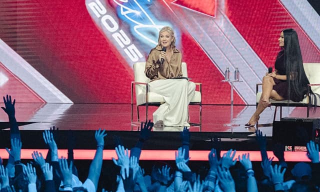 Nicki Minaj hace una aparición sorpresa con Erika Kirk en AmericaFest