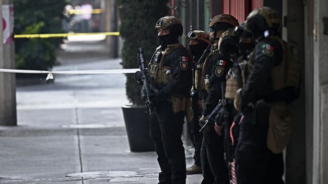 Fuerzas especiales mexicanas montan guardia en el lugar donde un policía resultó herido durante una operación contra la extorsión en la Ciudad de México el 18 de diciembre de 2025. (Carl de Souza / AFP vía Getty Images)