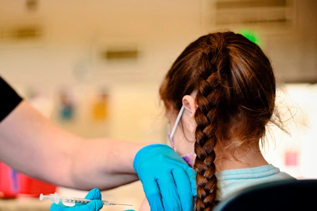Una enfermera administra una dosis pediátrica de la vacuna contra la COVID-19 a una niña en un centro de vacunación del barrio de Sylmar, en Los Ángeles, el 19 de enero de 2022. Robyn Beck / AFP a través de Getty Images