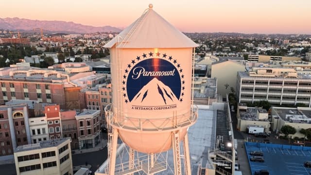 Vista aérea del logotipo de Paramount en la torre de agua de los estudios Paramount el 8 de diciembre de 2025 en Los Ángeles, California. (Mario Tama/Getty Images)
