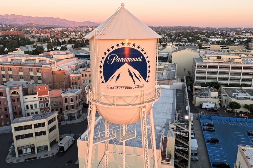 Vista aérea del logotipo de Paramount en la torre de agua de los estudios Paramount el 8 de diciembre de 2025 en Los Ángeles, California. (Mario Tama/Getty Images)
