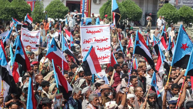 Miembros yemeníes de las tribus Sabahiha de Lahj, que habitan la franja entre el sur y el norte del país, se reúnen durante una manifestación para mostrar su apoyo al Consejo de Transición del Sur (STC), respaldado por los Emiratos Árabes Unidos, que quiere revivir un Yemen del Sur independiente, mientras ondean la antigua bandera de Yemen del Sur en la plaza Khormaksar, en la ciudad portuaria costera de Adén, capital provisional de la República de Yemen, el 14 de diciembre de 2025. (Saleh Al-OBEIDI / AFP a través de Getty Images)