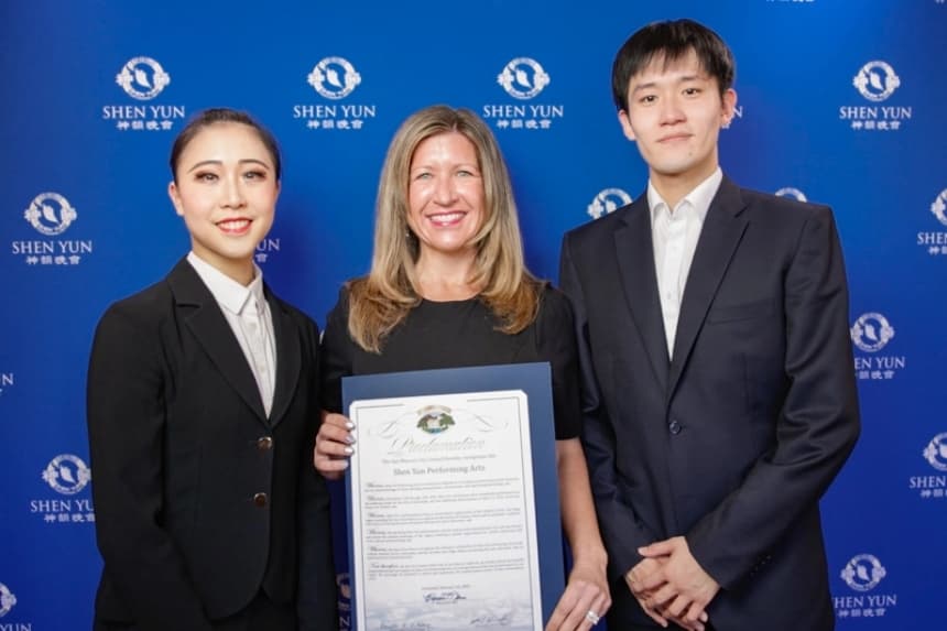 Yin Xiuxian Yin (derecha) recibe una proclamación de la ciudad de San Marcos, California, en nombre de Shen Yun Performing Arts, de manos de la concejala Danielle LeBlanc. (NTD Television)
