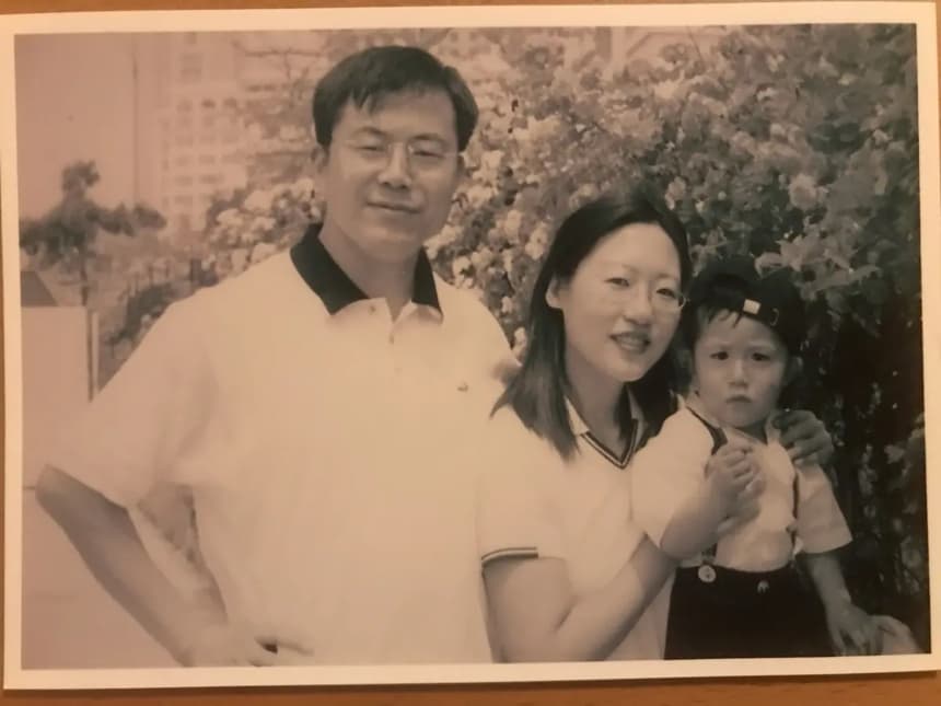 Xiuxian Yin (derecha) y sus padres en el verano de 2003. (Cortesía de Zhang Wanxia)