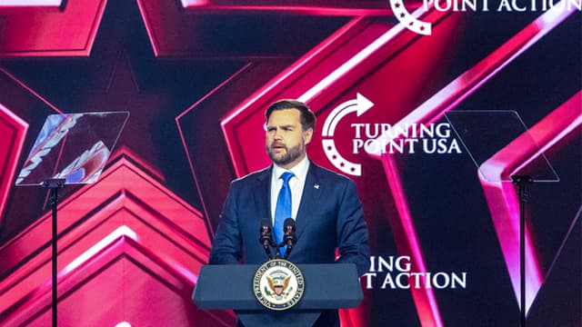 El vicepresidente JD Vance habla en la última jornada de la conferencia anual AmericaFest de Turning Point USA, celebrada en el Centro de Convenciones de Phoenix el 21 de diciembre de 2025 en Phoenix, Arizona. (Caylo Seals/Getty Images)