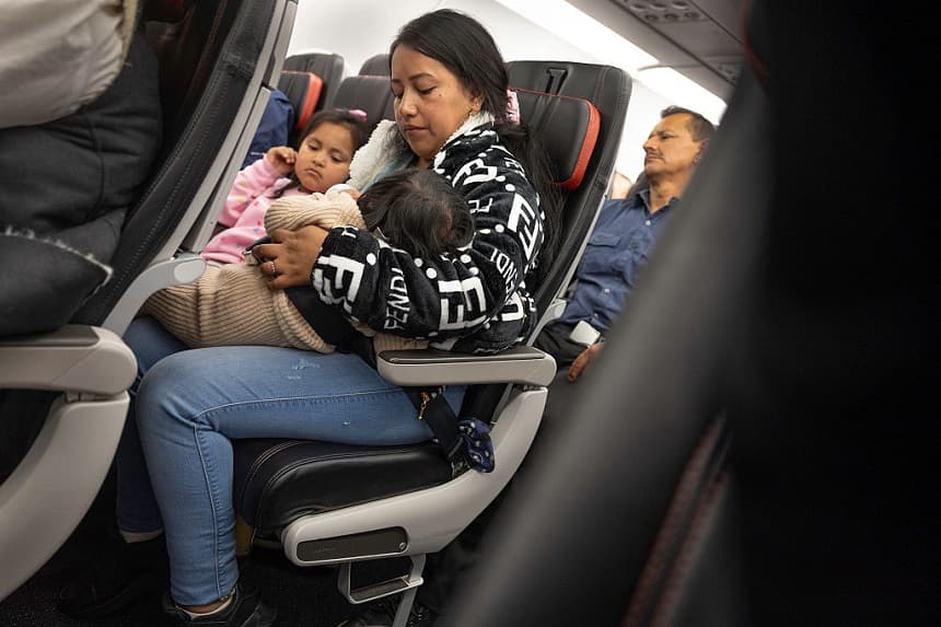 Andrea, una madre indocumentada de 28 años, se prepara para volar a Ecuador tras embarcar en su vuelo desde el Aeropuerto Internacional JFK el 27 de octubre de 2025 en Nueva York, Nueva York. Ella y su prima Jennyfer habían decidido autodeportarse con sus hijos después de que sus maridos fueran detenidos por agentes de ICE. (John Moore/Getty Images)