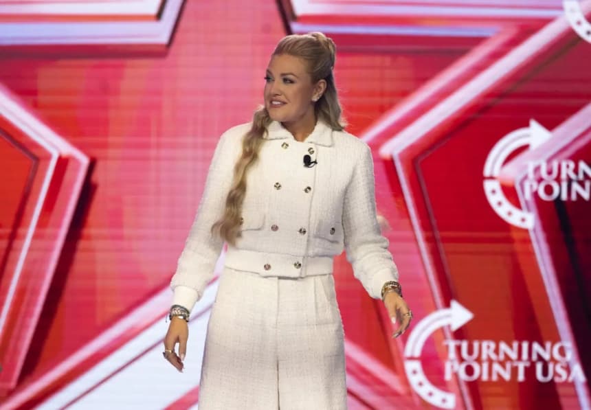 Erika Kirk habla en el AmericaFest de Turning Point USA en Phoenix, el 20 de diciembre de 2025. (John Fredricks/The Epoch Times)
