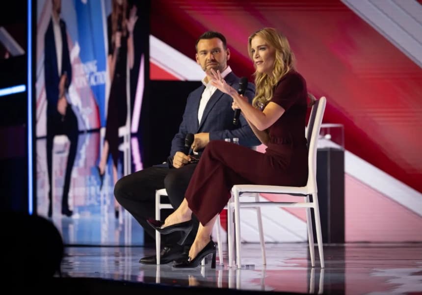 Megyn Kelly (derecha) y Jack Posobiec (izquierda) hablan en el AmericaFest de Turning Point USA en Phoenix, el 19 de diciembre de 2025. (John Fredricks/The Epoch Times)