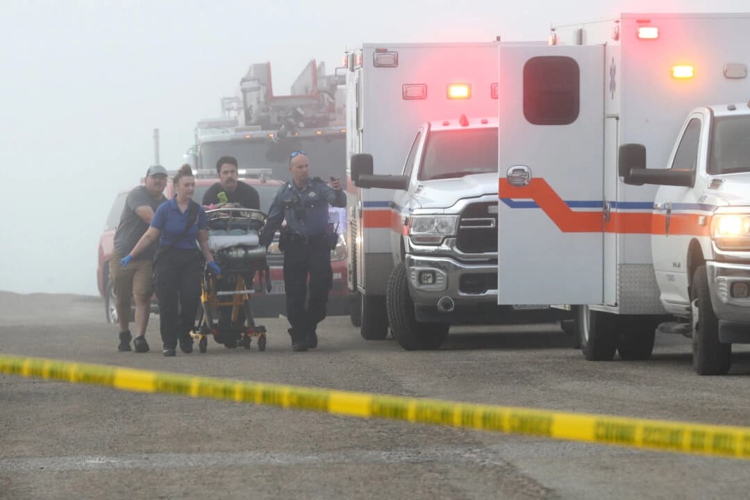 El personal de emergencia traslada a una víctima de un accidente de avioneta a una ambulancia que la espera cerca de la calzada, en Galveston, Texas, el 22 de diciembre de 2025. (Jennifer Reynolds/The Galveston County Daily News vía AP)