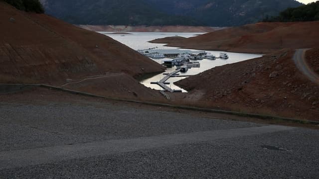 Inundaciones en el norte de California provocan carreteras anegadas, rescates acuáticos y 1 muerte