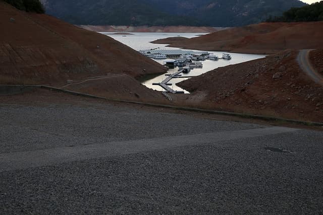 Inundaciones en el norte de California provocan carreteras anegadas, rescates acuáticos y 1 muerte