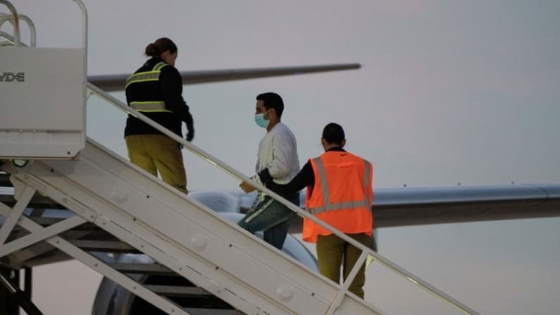 Juez ordena al gobierno federal facilitar audiencias y posiblemente devolver a deportados