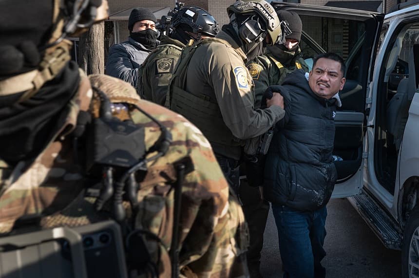 Un hombre es detenido por agentes de Aduanas y Protección Fronteriza de EE. UU. que patrullaban el 16 de diciembre de 2025 en Chicago, Illinois. (Scott Olson/Getty Images)