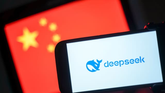 En esta ilustración fotográfica, se ve el logotipo de DeepSeek en un teléfono frente a una bandera de China el 28 de enero de 2025 en Hong Kong, China. (Ilustración fotográfica de Anthony Kwan/Getty Images)
